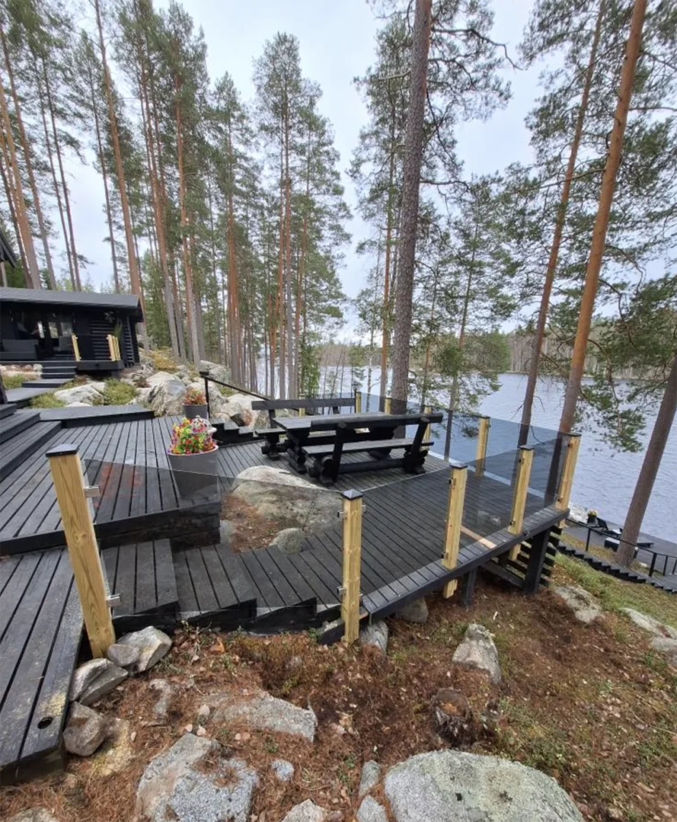 Upeat lasikaiteet terassille 