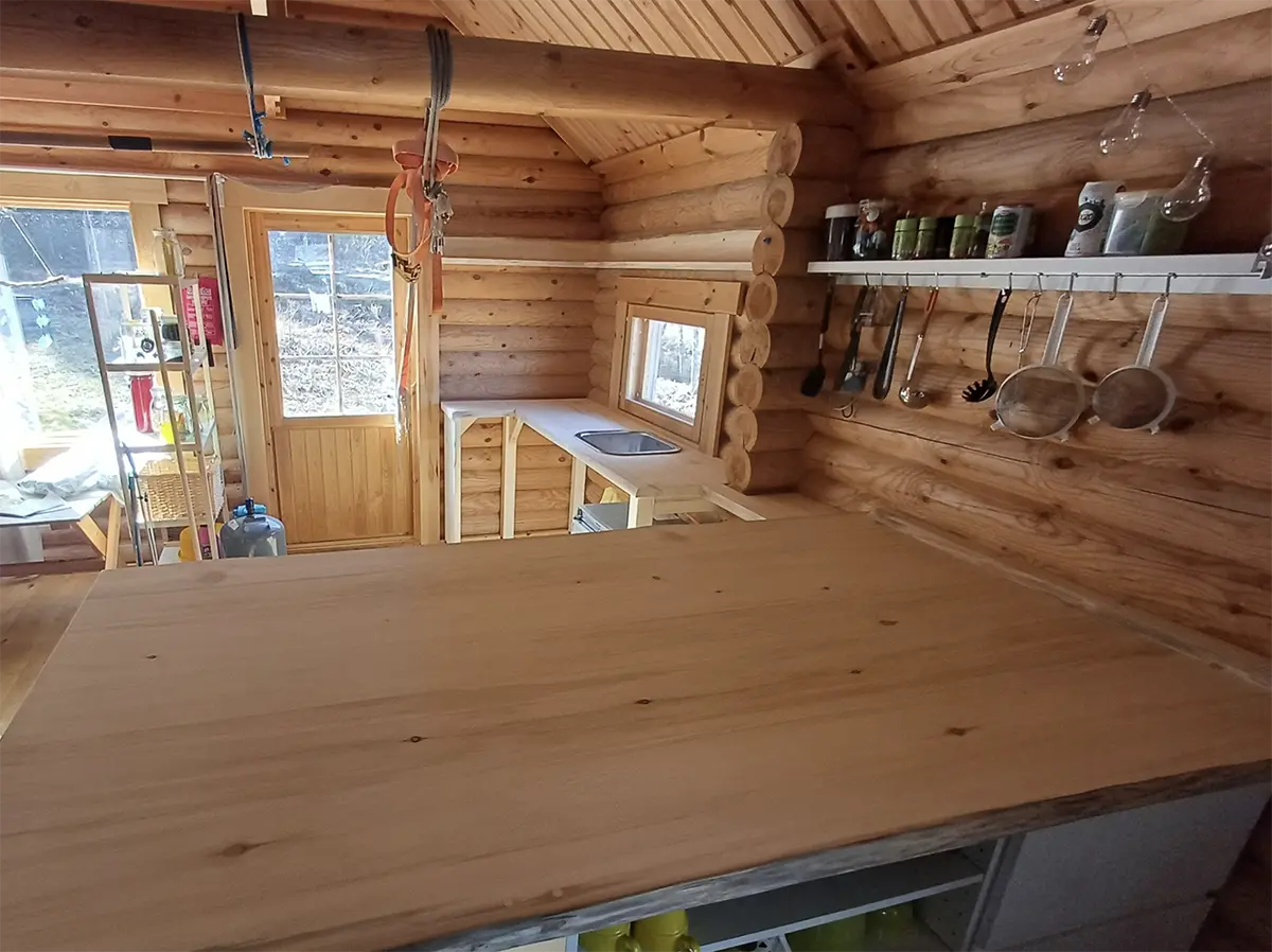 Pöytätasot ja seinähylly kesämökille